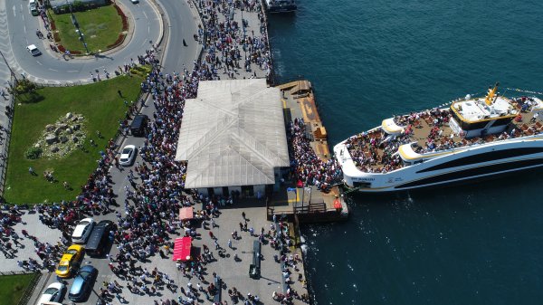 i Vapur ücretsiz olunca Eminönü İskelesi doldu