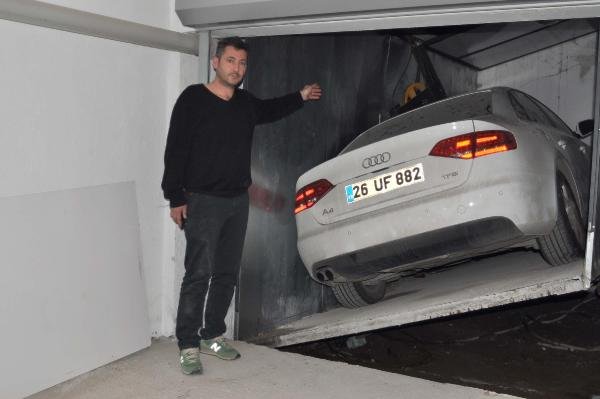 d Lüks otomobil 3 yıl araç asansöründe kaldı