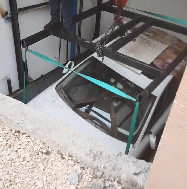 d Lüks otomobil 3 yıl araç asansöründe kaldı