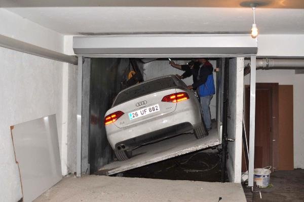 d Lüks otomobil 3 yıl araç asansöründe kaldı