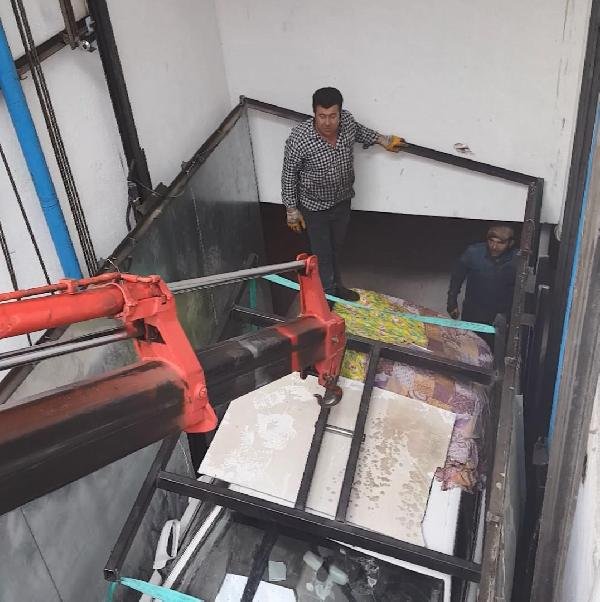 d Lüks otomobil 3 yıl araç asansöründe kaldı