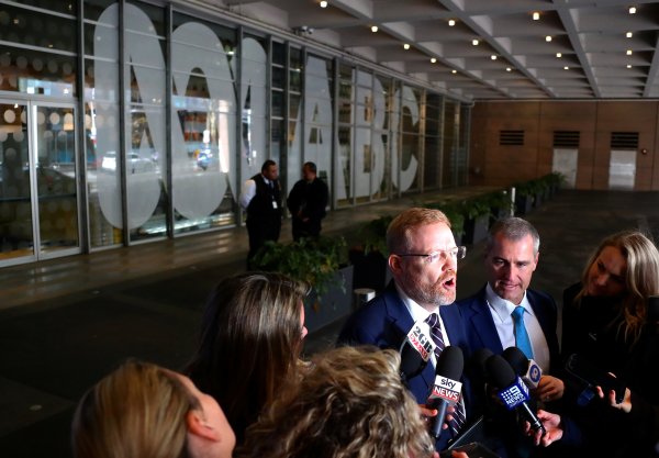 r Avustralya'da ABC kanalına polis baskını