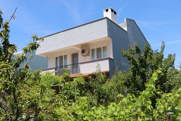 a Bayram tatili için geldiği yazlıkta çatıdan düşüp öldü