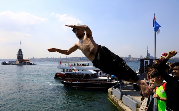 r Tatile gidemeyenler İstanbul Boğazı'nda serinledi