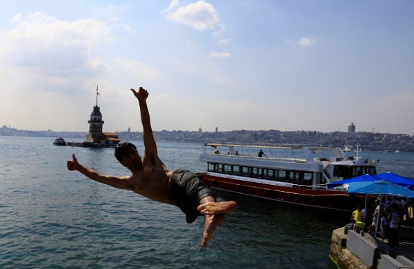 r Tatile gidemeyenler İstanbul Boğazı'nda serinledi