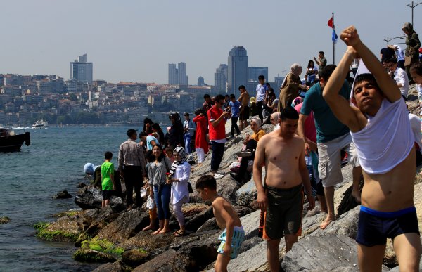 r Tatile gidemeyenler İstanbul Boğazı'nda serinledi