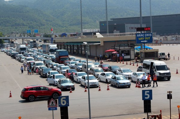 i Bayram dönüşü trafik yoğunluğu