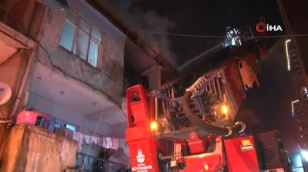 Çocukların kavgasına aileler karıştı: Bir evi yaktılar