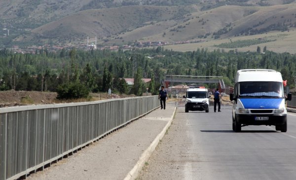 Çoban sürüsünü otlatırken intiharı önledi
