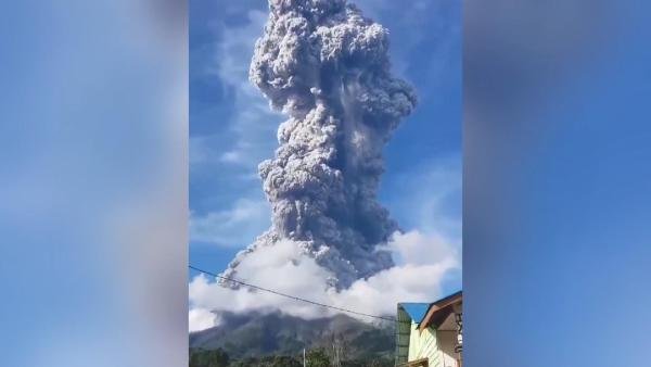d Sinabung yanardağı patladı