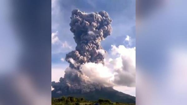 d Sinabung yanardağı patladı