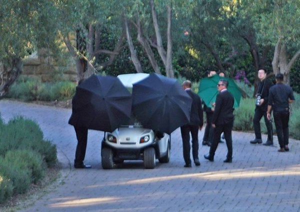 Magazinciler görmesin diye şemsiyeyle saklandılar