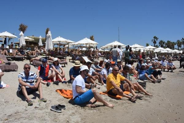 Çeşme'de halk plajını özel plaja çevirdiler