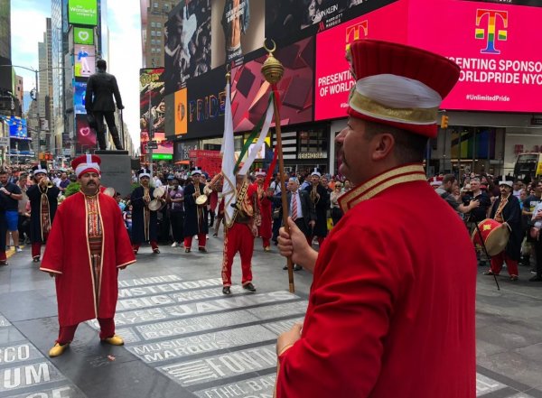 New York'un göbeğinde Mehteran Birliği konser verdi