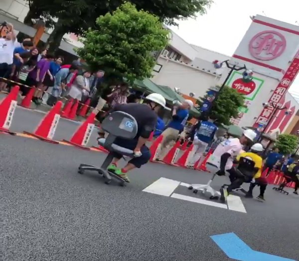 Japonya'da ofis sandalyesi sürme yarışması