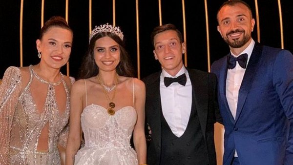 Demet Akalın Fahriye Evcen'e benzetildi