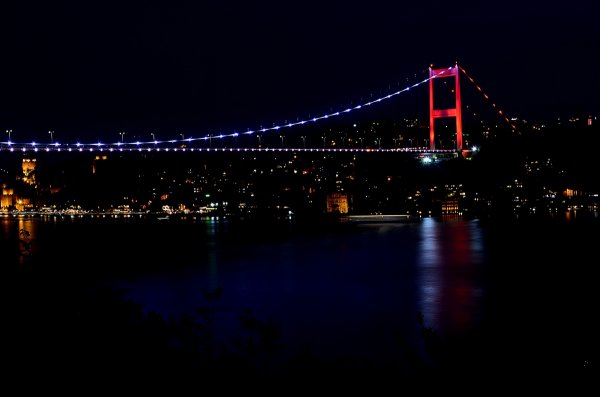 Galata Kulesi milli takım için kırmızı beyaza büründü