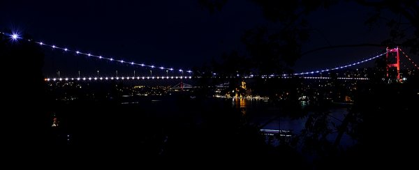 Galata Kulesi milli takım için kırmızı beyaza büründü