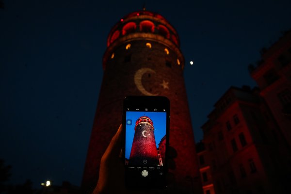 Galata Kulesi milli takım için kırmızı beyaza büründü