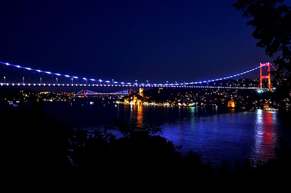 Galata Kulesi milli takım için kırmızı beyaza büründü