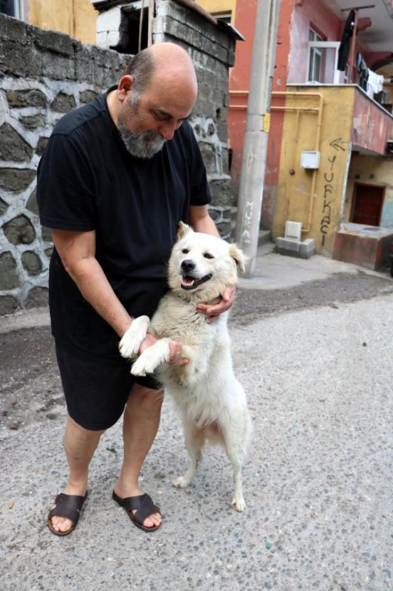 d Kayıp köpeğini bulan aile gözyaşlarını tutamadı