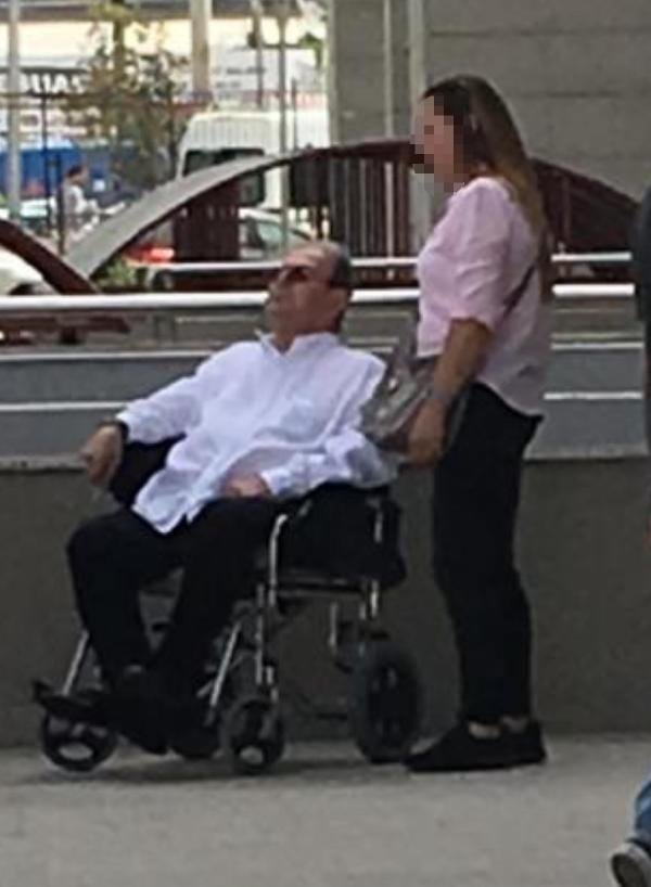 Servetini temizlikçisinin üstüne yaptı