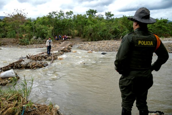 Kolombiya polisi köprüleri söküyor