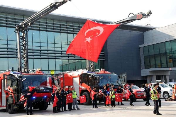A Milliler İstanbul Havalimanı'nda çiçeklerle karşılandı