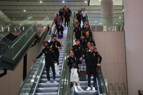 A Milliler İstanbul Havalimanı'nda çiçeklerle karşılandı