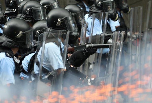 r Hong Kong'da protestocular hükümet binalarını kuşattı