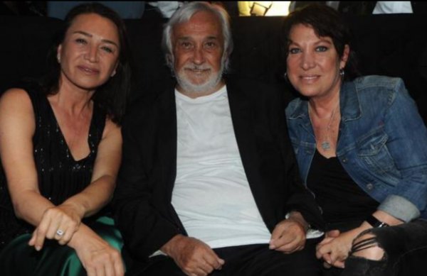 Demet Akbağ ödül töreninde gözyaşlarına boğuldu