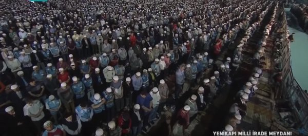 Davutoğlu, Yenikapı'daki teravih namazını yanlış buldu