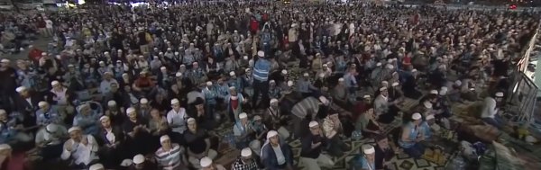 Davutoğlu, Yenikapı'daki teravih namazını yanlış buldu