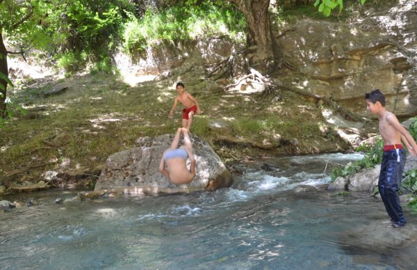 i Şırnaklı çocuklar soluğu derede alıyor