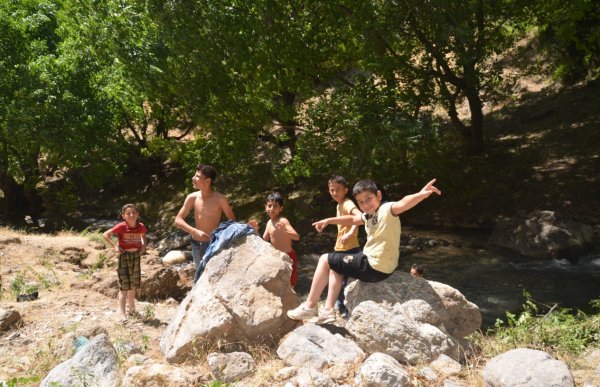 i Şırnaklı çocuklar soluğu derede alıyor