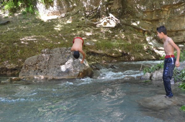 i Şırnaklı çocuklar soluğu derede alıyor