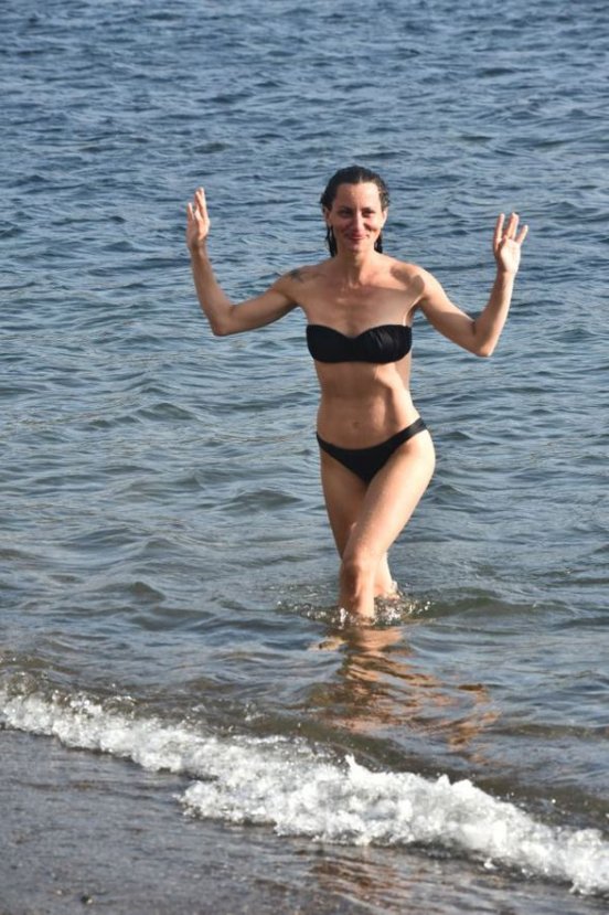 Yıldız Asyalı da halk plajında