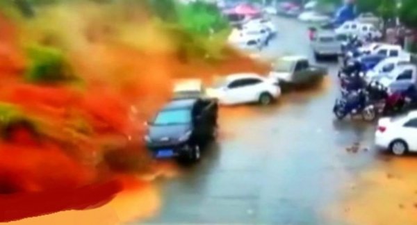 Heyelan önüne çıkan araçları sürükledi