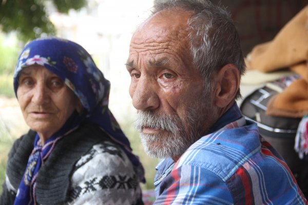 Adana'da anne-baba inşaata yerleşti