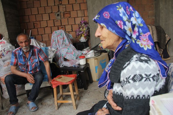 Adana'da anne-baba inşaata yerleşti
