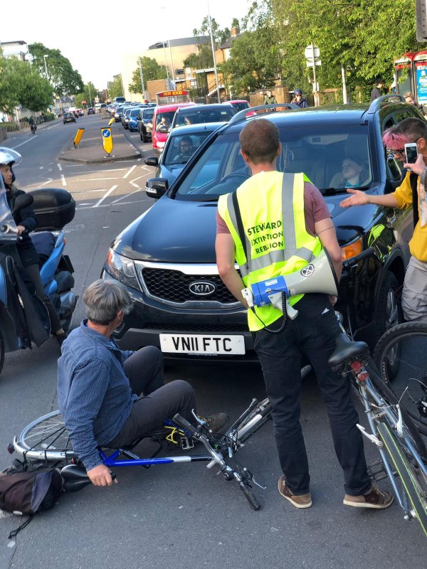 Çevreci eylemciler Cambridge’te trafiği kapattı