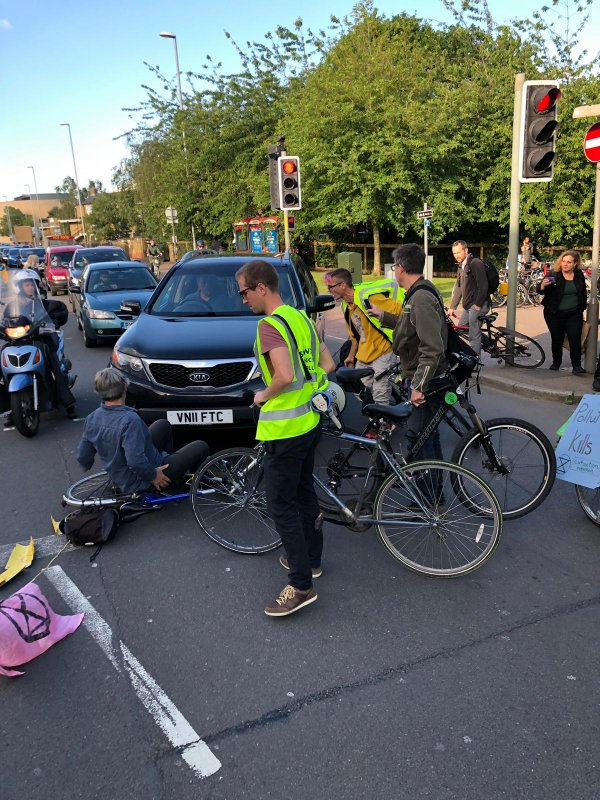 Çevreci eylemciler Cambridge’te trafiği kapattı