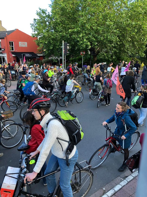 Çevreci eylemciler Cambridge’te trafiği kapattı