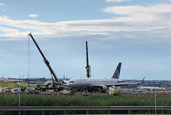 r ABD'de yolcu uçağının tekerlekleri inişte patladı