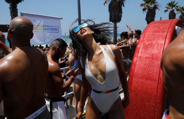 r İsrail'de LGBT yürüyüşü