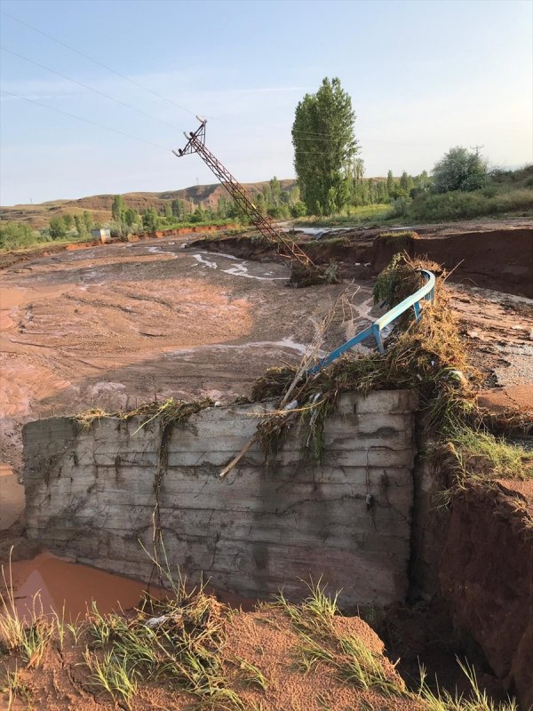 a Kırıkkale'de sel: 2 ölü