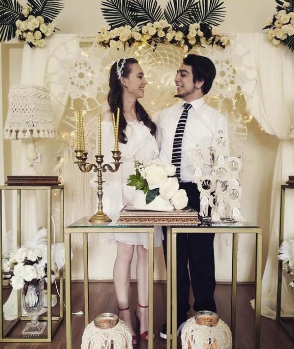 Miray Akay nişanlandı