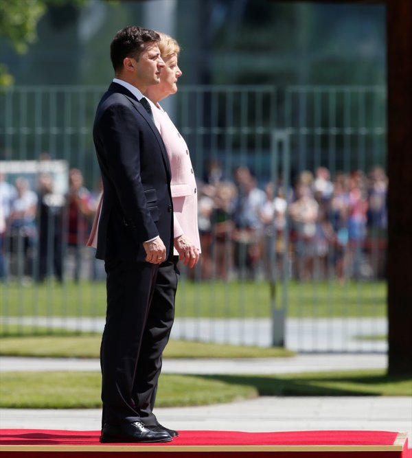 a Merkel, resmi törende fenalaştı