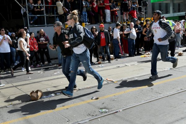 NBA şampiyonluğu kutlamasında silah sesleri