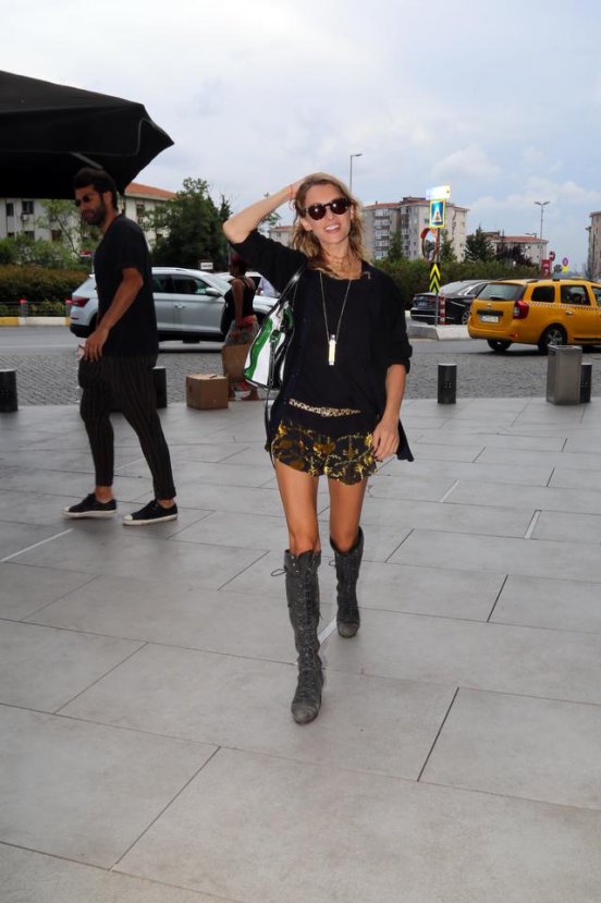 Tuba Ünsal çizmeleri çıkarmadı